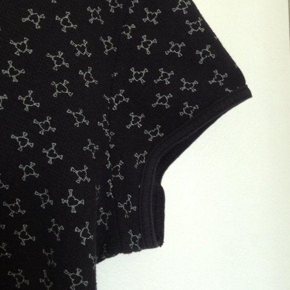 MXM Plus Sz T-Shirt w/ Heart & Crossbones Pattern - Picture 3 of 6